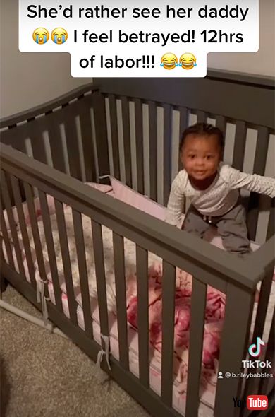 ママに起こされた赤ちゃんの表情