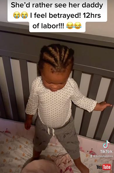 残念そうな表情の赤ちゃん