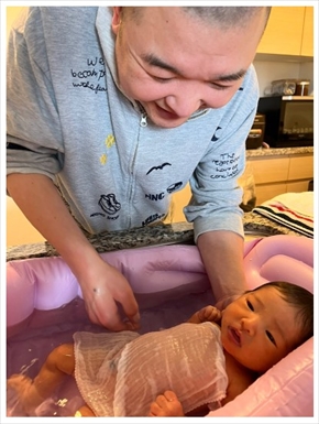 娘の初沐浴に笑顔の内山信二