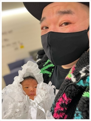 娘を抱っこする内山信二さん