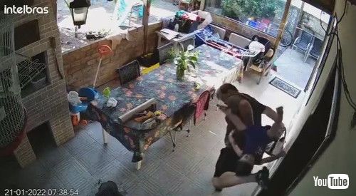 息子を肩車しているパパ