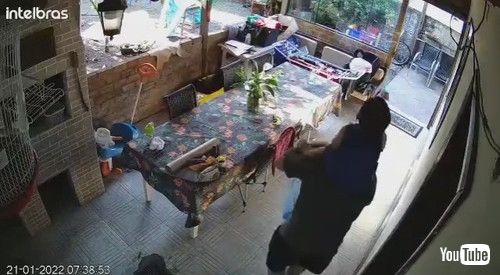 息子を肩車するパパが来る