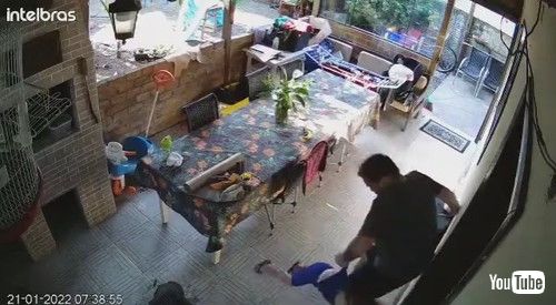 息子をキャッチするパパ