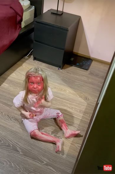 いたずら動画 海外 ロシア 子供 女の子 口紅 リップ