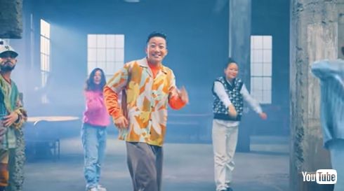 「ピース オブ ケーク」MVでの瑛人