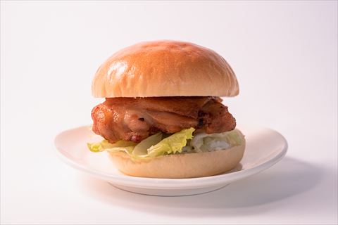 ヘルシーな野菜たっぷりの照焼チキンステーキバーガー