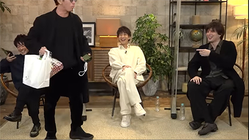 日本酒片手にサプライズで登場するTakaさん