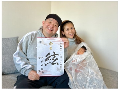 命名記念での内山信二と家族ショット