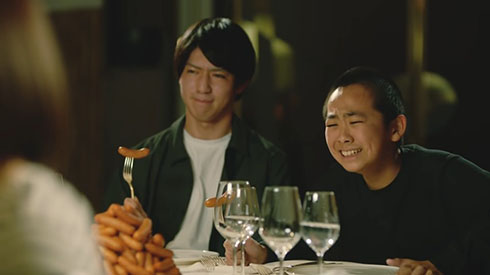 シャウエッセンの新CM・観客も涙