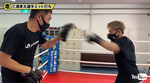 竹原慎二に素早いパンチを繰り出す三浦知良の次男・孝太