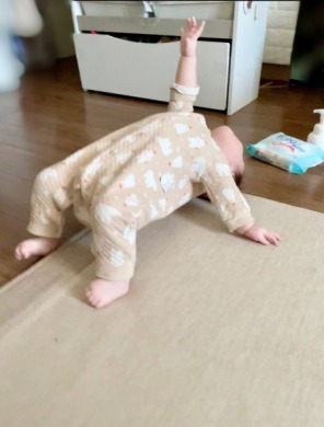 美しいブリッジをキメる赤ちゃん