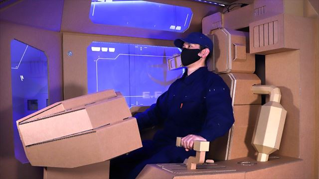 段ボールで作った“ガンダムのコックピット”がカッコイイ！　レバーも動かせる完成度の高さに思わず拍手