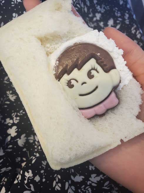 山崎製パン ランチパック ペコちゃん パンの中 生き埋め