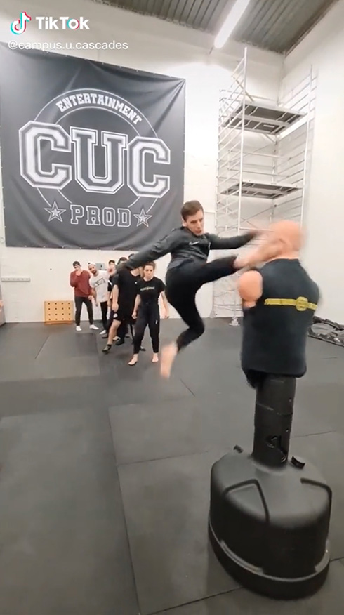 後ろ回し蹴りや空中パンチを連続披露するも最後の技がキマリすぎ！　ヒーロー勢揃いのようなスタントマン養成学校の動画が愉快