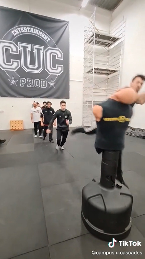 後ろ回し蹴りや空中パンチを連続披露するも最後の技がキマリすぎ！　ヒーロー勢揃いのようなスタントマン養成学校の動画が愉快