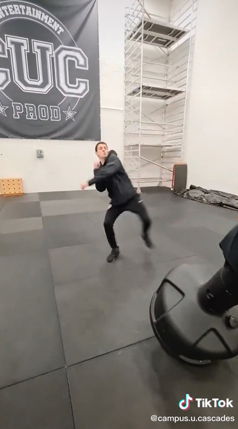 後ろ回し蹴りや空中パンチを連続披露するも最後の技がキマリすぎ！　ヒーロー勢揃いのようなスタントマン養成学校の動画が愉快