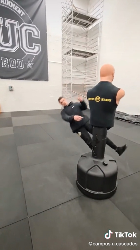 後ろ回し蹴りや空中パンチを連続披露するも最後の技がキマリすぎ！　ヒーロー勢揃いのようなスタントマン養成学校の動画が愉快