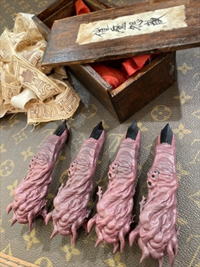 美香さんが自作した両面宿儺の指の木箱