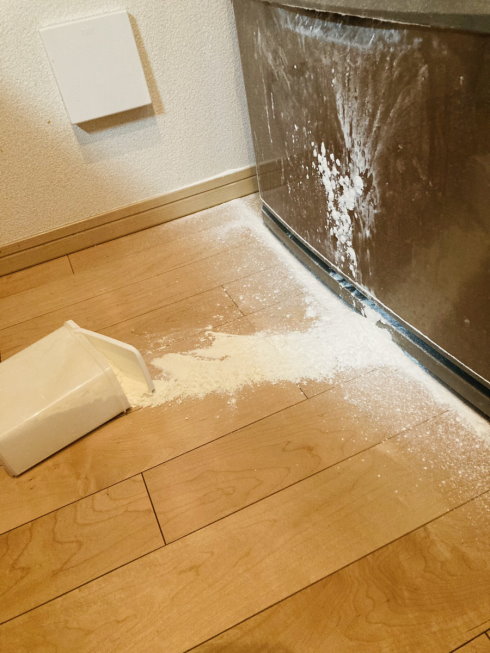 小麦粉をキッチンにぶちまけた写真