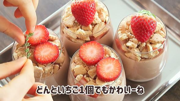 かわいいトッピングをプリンに乗せる