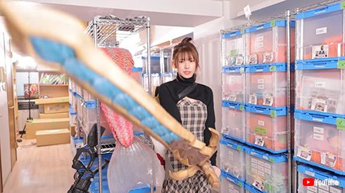 衣装部屋で「モンスターハンター」の剣レプリカを構えるえなこ