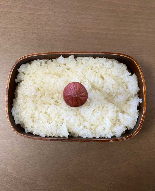 すっごい飛び出してる「トリックアートみたいな日の丸弁当」が天才の発想と反響呼ぶ