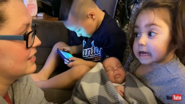 弟を抱っこする小さなお姉ちゃん