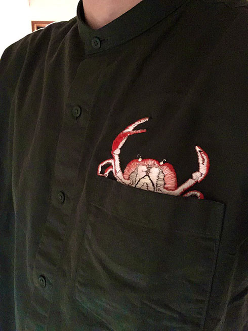 黒いシャツ・カニの刺繍