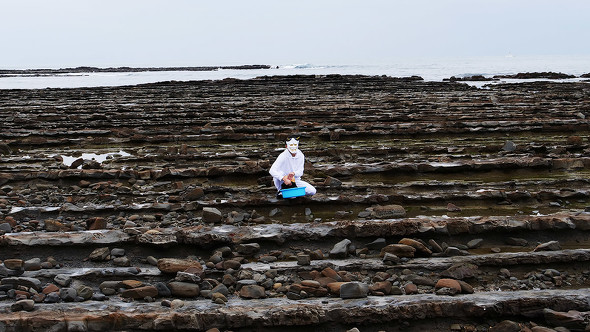 【PR】 PPIH ドン・キホーテ 情熱価格 白さ続く白 色褪せ知らずの黒 地主恵亮