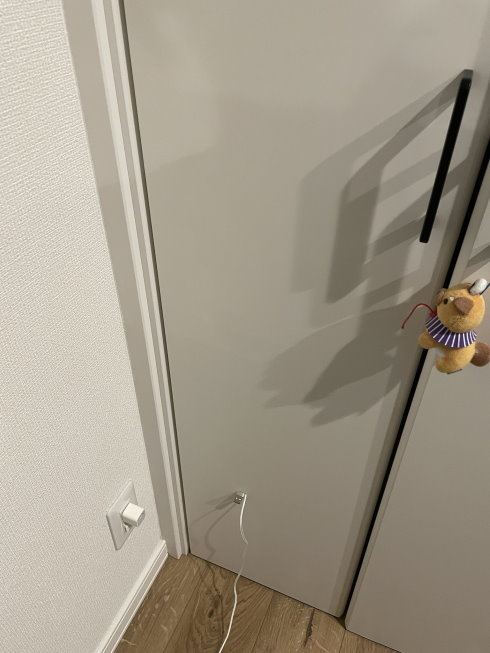 ドアに突き刺さったUSB