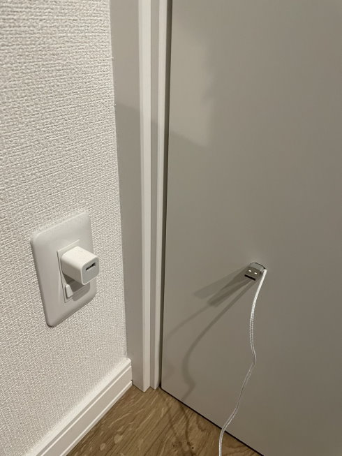 ドアに突き刺さったUSB