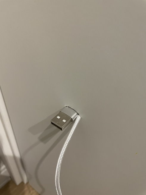 ドアに突き刺さったUSB