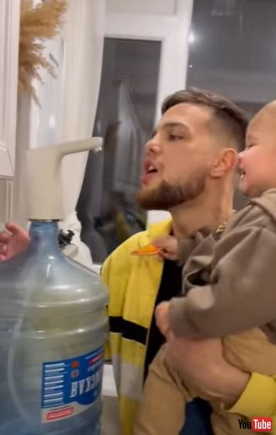 ふざけるパパと笑う男の子