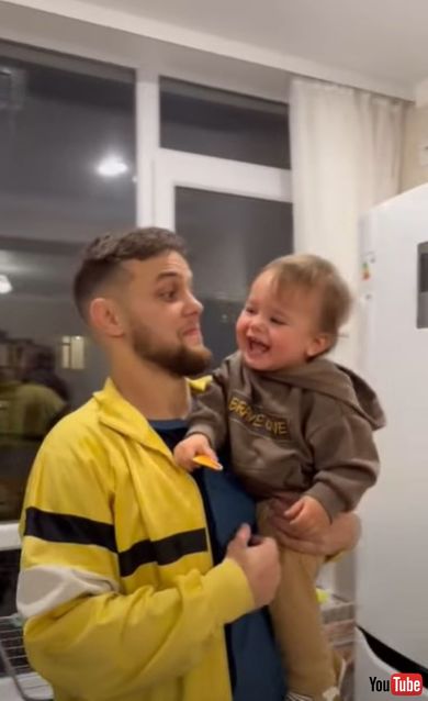 ふざけるパパと笑う男の子