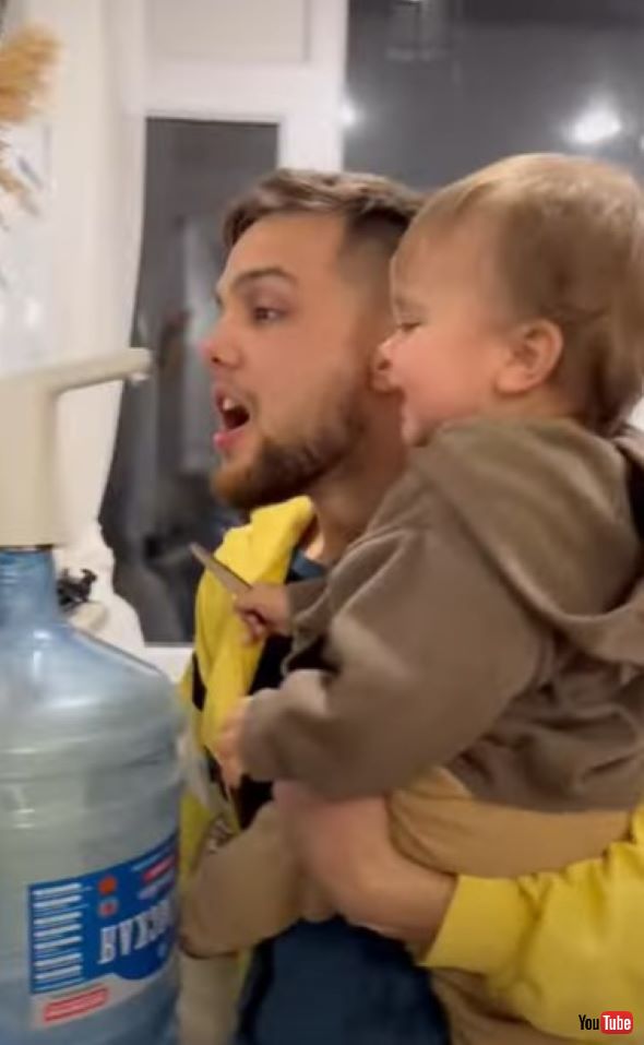 ふざけるパパと笑う男の子