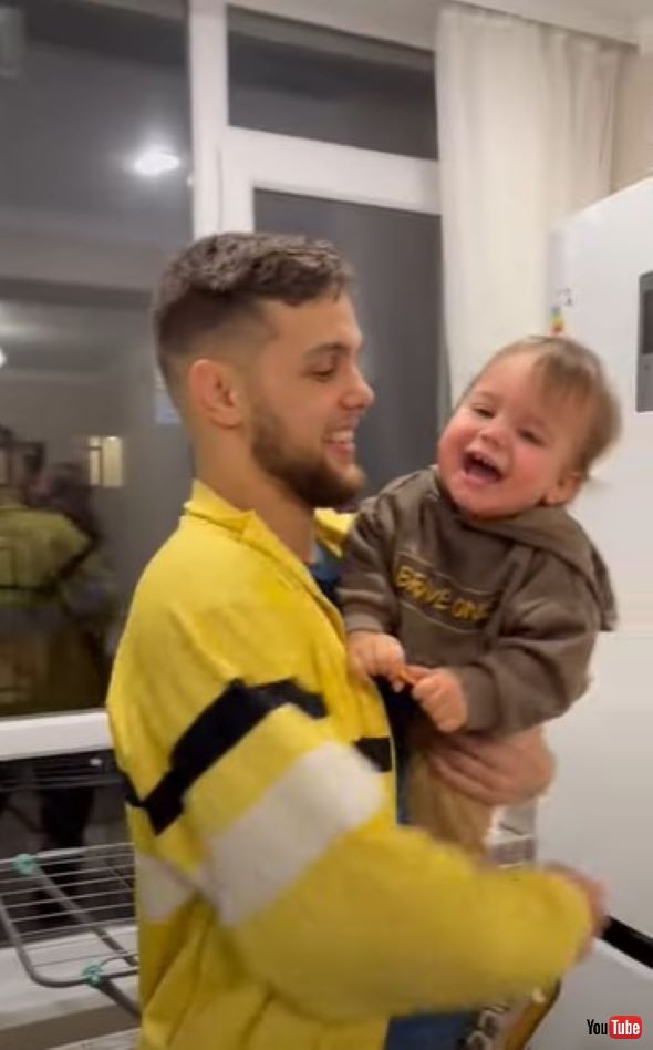 ふざけるパパと笑う男の子