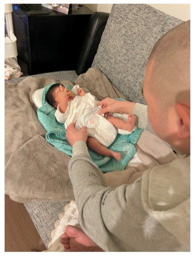 オムツ交換にチャレンジする内山信二