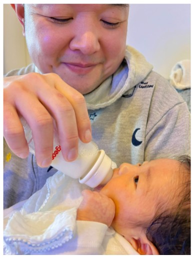 娘にミルクをあげる内山信二