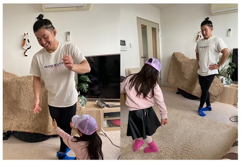 娘からバレエを教えてもらう才賀さん