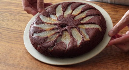 フライパンで作るチョコケーキの洋梨