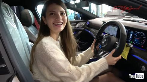 運転席に乗るマギー