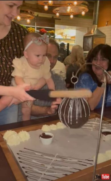 チョコレートピニャータにびっくりする赤ちゃん