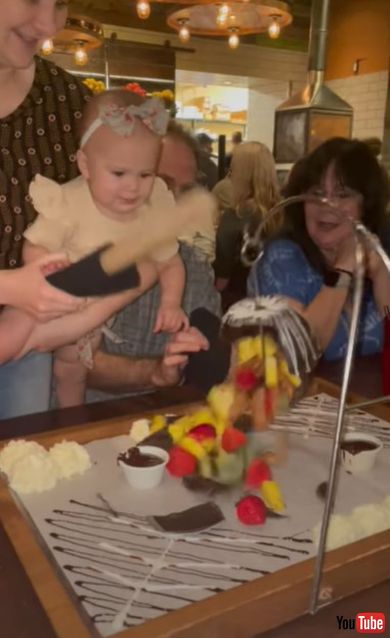 チョコレートピニャータを割った後の赤ちゃん