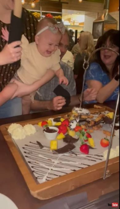 チョコレートピニャータにびっくりする赤ちゃん