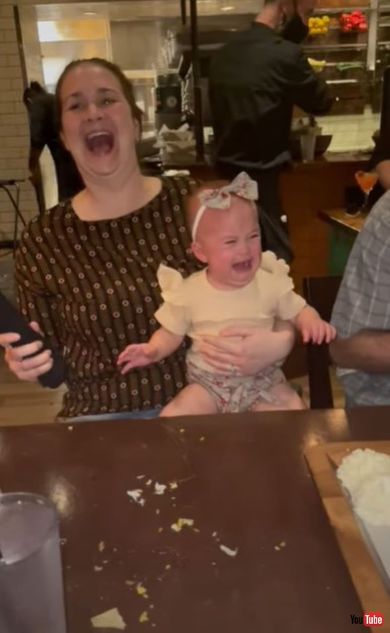 号泣する赤ちゃんと、大爆笑するお母さん