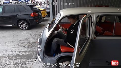 小さな車体に乗り込みます