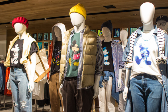 UT 「MICKEY STANDS」コレクションを着たトルソーの画像