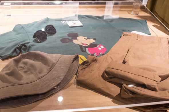 「MICKEY STANDS」コーディネートの画像2