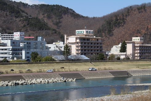 会場となる戸倉上山田温泉。千曲川沿いに旅館が並ぶ
