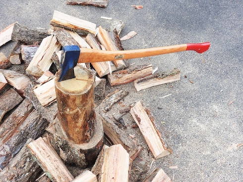 薪割りでストレス解消を！